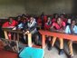 Schüler einer Schule in Johannesburg vor einem Laptop