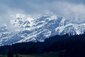 Das Bild zeigt eine Bergpanorama im Winter. 