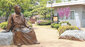 Eine Statue sitzt in einem Park in Wonju.