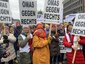 Omas demonstrieren mit Plakaten "Omas gegen rechts" in Bremen.