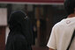 Eine Frau mit Nikab neben einem Mann im T-Shirt
