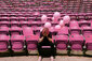 Person mit pinken Ballons