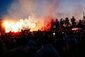 Fans halten Pyrotechnik hoch.