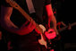 Foto eines Mannes, der E-Gitarre spielt