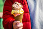 Ein Kind hält eine Eiswaffeln in der Hand.