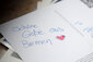 Das Bild zeigt eine Postkarte mit der Aufschrift "Schöne Grüße aus Bremen."