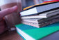 4 Bücher auf einem Tisch
