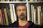 Tänzer vor Bücherregal